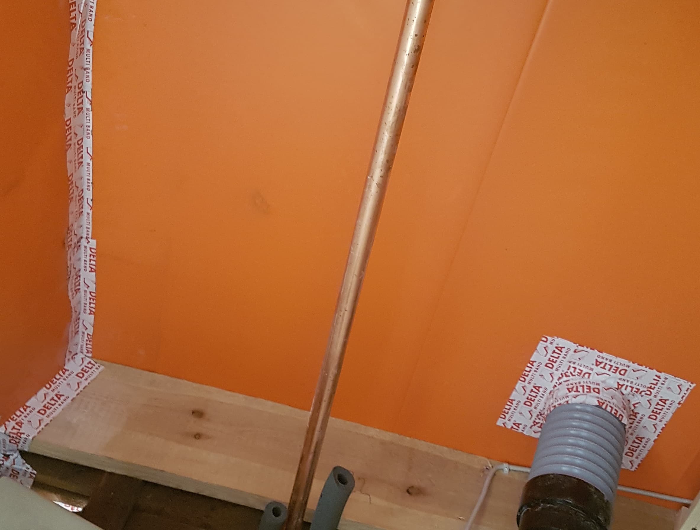 Luftdichte Abdichtung: Rohrdurchführungen mit Klebeband an der Dampfbremse auf der Baustelle