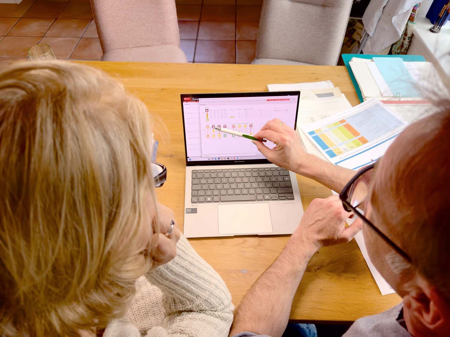 Beratungsgespräch zum individuellen Sanierungsfahrplan (iSFP) am Laptop mit Plänen