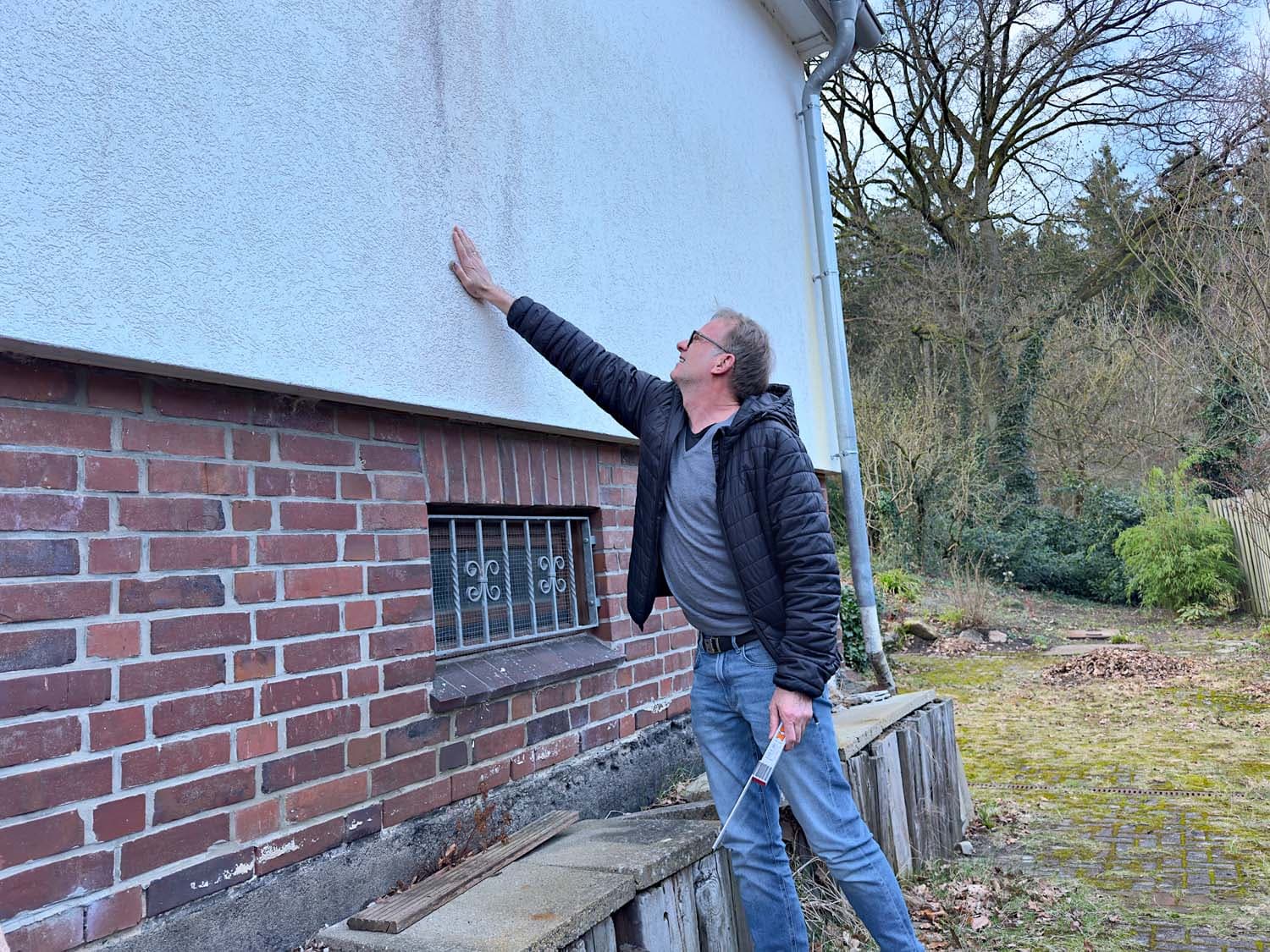 Gebäudebegutachtung an der Außenwand: Oberfläche prüfen und messen